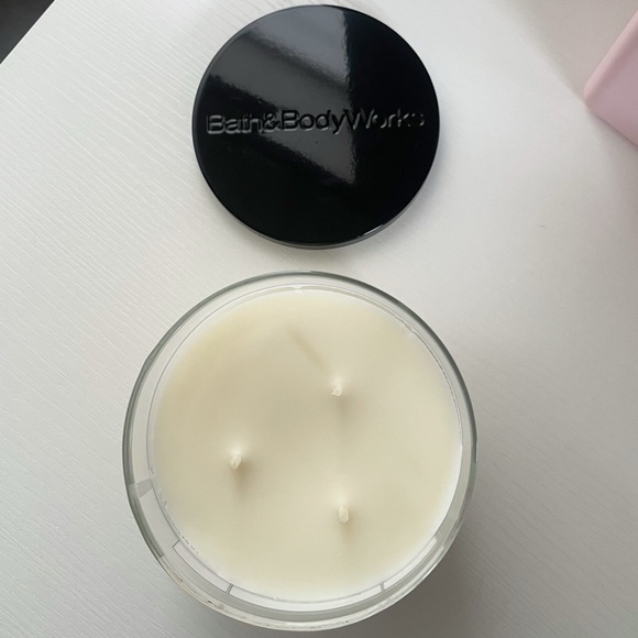 Bath & Body Works ‘Pumpkin Donut Shop’ 3-Wick Candle - Picture 2 of 3